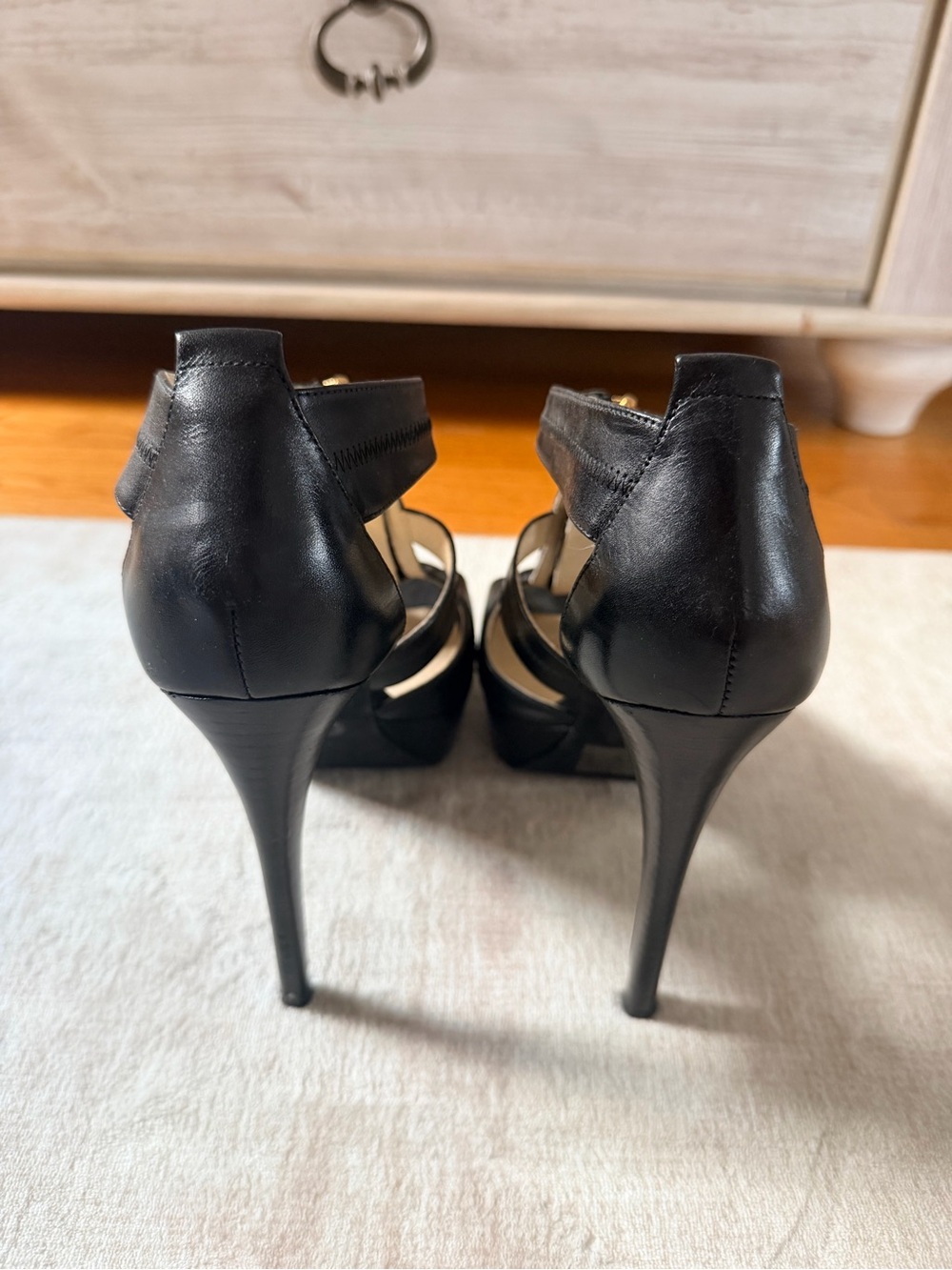 Michael Kors Black Leather T-Strap Platform Heels Size 8 Gold Zip - Picture 3 of 4